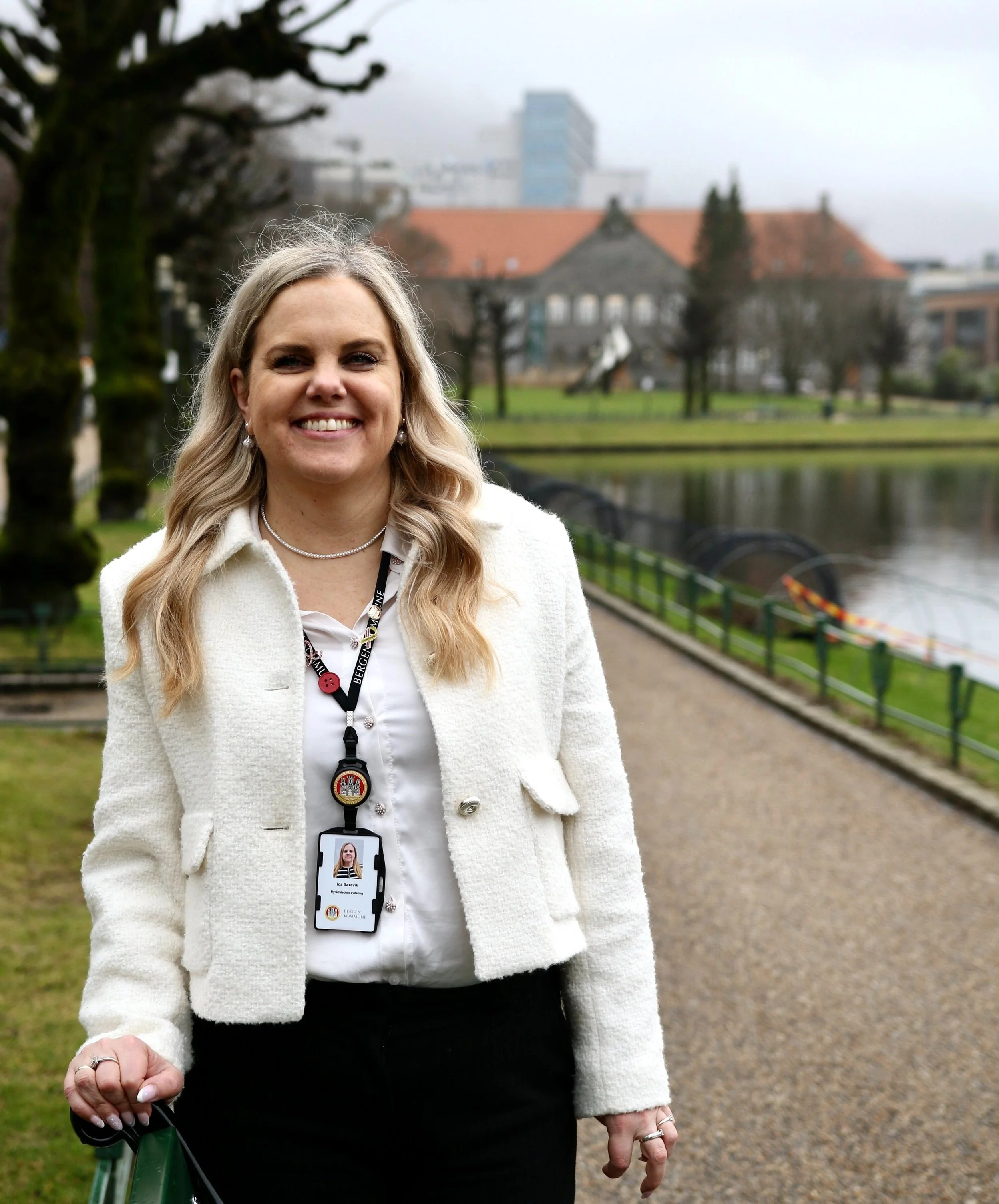 Kvinne står og smiler i Bergen