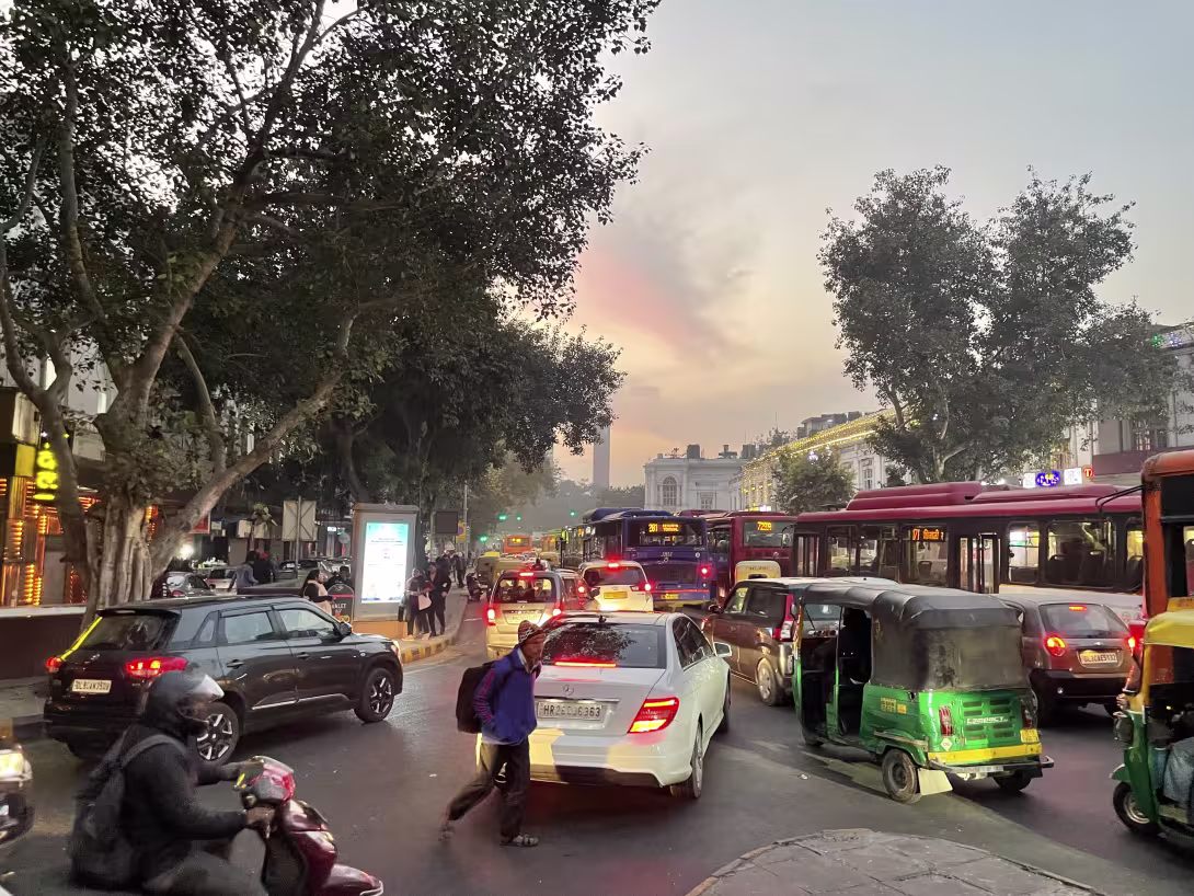 Et bilde av en travel hverdag i Dehli i India